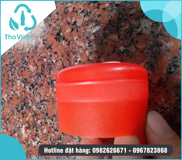 Nắp đóng yếm màu đỏ